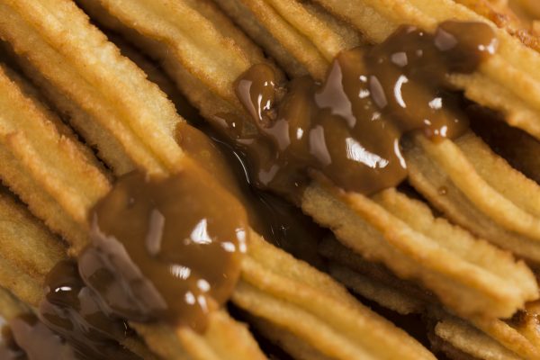 churros-fritos-de-primer-plano-con-chocolate-derretido