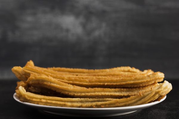 vision-largo-plazo-del-plato-blanco-lleno-de-churros